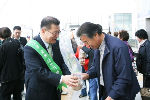 4일 10시 30분 서울역에서 펼쳐진 &#039;GLORY 환경 캠페인&#039;행사에서 이용객들에게 소나무를 나눠주고 있는 허준영 코레일 사장.
