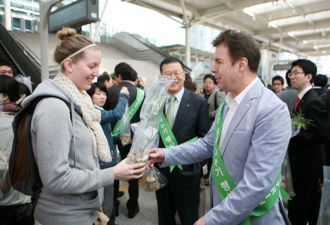 4일 10시 30분 서울역에서 펼쳐진 &#039;GLORY 환경 캠페인&#039;행사에서 이용객들에게 소나무를 나눠주고 있는 로버트 할리 씨.