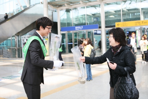4일 10시 30분 서울역에서 펼쳐진 &#039;GLORY 환경 캠페인&#039;행사에서 이용객들에게 소나무를 나눠주고 있는 코레일 홍보대사 김민종 씨.