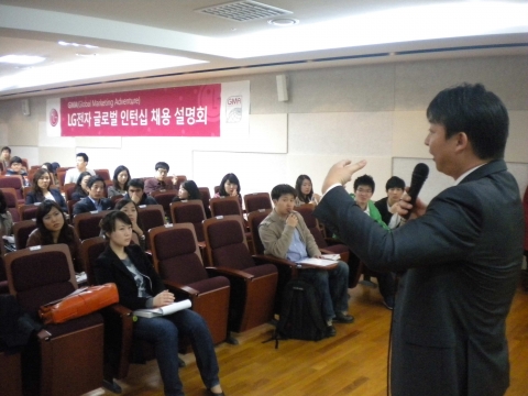 LG전자 HE 마케팅전략팀장 이관섭 상무가 4일 오후, 고려대학교에서 진행된 LG전자 'GMA 2011 글로벌 인턴십 채용 설명회'에서 학생들에게 GMA 채용절차에 대해 설명하고 있다.