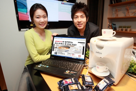 KT와 KT링커스는 올레 인터넷과 올레 TV에 가입하는 고객을 대상으로 이탈리아 고급 원두커피 브랜드인 ‘라바짜’ 캡슐 커피머신 공동마케팅을 추진한다고 5일 밝혔다.