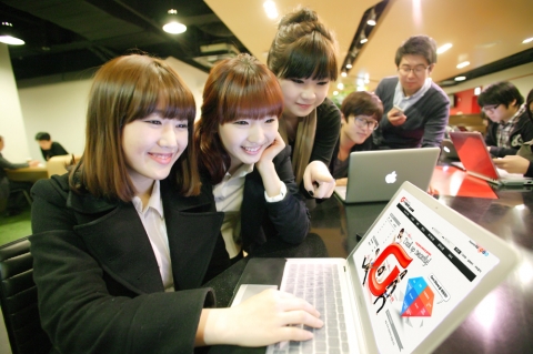 대학생들이 올레모바일퓨처리스트 모집 지원 페이지를 보고 있다.