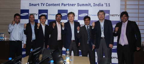 삼성전자는 지난달 30일 인도 뉴델리에서 인도 최대 뉴스 미디어, 비지니스 포털, 음원 업체들인 'NDTV 컨버전스(NDTV Convergence)', '머니컨트롤(MoneyControl)', '훈가마(Hungama)', '타임즈뮤직(Times Music)' 과 스마트TV 콘텐츠에 대해 협력키로 하며, 앞으로 크게 성장할 것으로 기대되는 IT 강국 인도 스마트TV 시장 선점을 위한 발판을 마련했다. 왼쪽부터 타임즈뮤직 COO 만다르 타쿠르, 머니컨트롤 COO 카비 마단, 삼성전자 영상디스플레이사업부 마케팅팀장 이상철 전무, 훈가마 COO 싯다르타 로이, 삼성전자 영상디스플레이사업부장 윤부근 사장, NDTV컨버전스 영업마케팅 상무 쇼우닐 찰스, 삼성전자 서남아총괄 신정수 전무