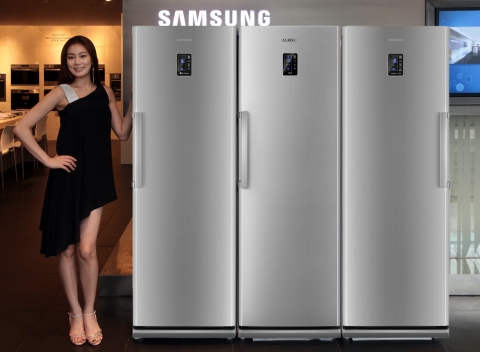 삼성전자 모델이 삼성빌트인솔루션 전시장에서 삼성 냉장고 컬렉션 제품인 냉장고, 냉동고, 김치냉장고를 선보이고 있다.