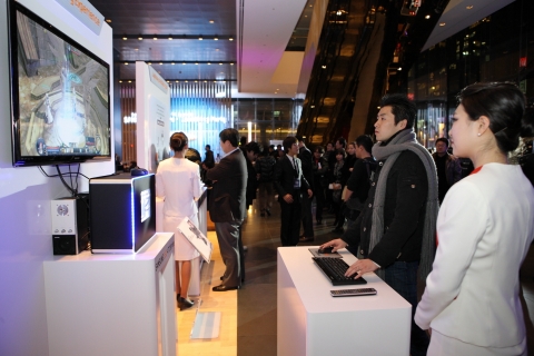 지난 1월 삼성전자 서초사옥 홍보관 딜라이트에서 열린 'Samsung SSD Pre Launching Party'에서 관람객들이 SSD 제품을 직접 체험하고 제품 성능에 대한 설명을 듣고 있다.