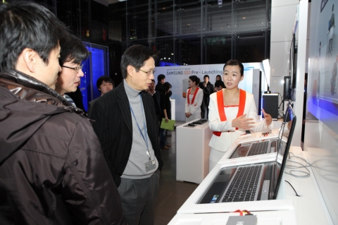 지난 1월 삼성전자 서초사옥 홍보관 딜라이트에서 열린 'Samsung SSD Pre Launching Party'에서 관람객들이 SSD 제품을 직접 체험하고 제품 성능에 대한 설명을 듣고 있다.
