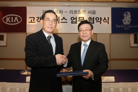 기아자동차는 5일 호텔 리츠칼튼 서울 (서울 강남구 역삼동 소재)에서 정연국 기아차 국내영업본부장, 맹무섭 호텔 리츠칼튼 서울 대표 등 관계자들이 참석한 가운데 ‘기아차-리츠칼튼 서울, 고객서비스(Customer Service) 분야 업무제휴 조인식’을 갖고 향후 명품 고객서비스 창출을 위해 함께 노력할 것을 다짐했다. 사진은 행사에 참여한 정연국 기아차 국내영업본부장 (사진 오른쪽), 맹무섭 호텔 리츠칼튼 서울 대표.