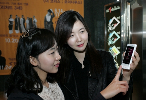 LG유플러스(부회장 이상철 / www.lguplus.com)가 LG아트센터와 함께 LG아트센터 애플리케이션을국내 공연단체 애플리케이션 중 최초로 구글 안드로이드OS와 애플 iOS 방식으로 동시 개발, 7일부터 본격 선보인다. 사진은 LG아트센터 애플리케이션을 통해 공연관련 정보를 조회하는 모습.