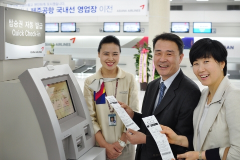 제주공항에 설치된 키오스크(KIOSK)를 통해 아시아나 승객들이 탑승권을 발급 받는 모습