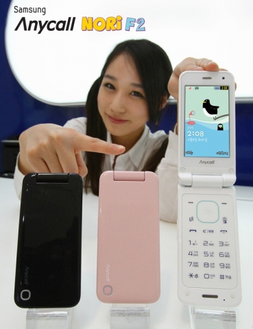 삼성전자가 감각적 컬러와 디자인에 컬러라이팅 기능을 탑재한 폴더폰 '노리F 2'를 선보였다.