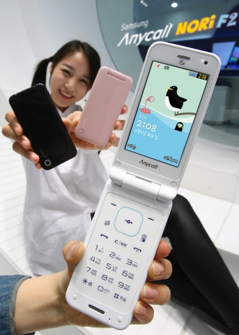 삼성전자가 감각적 컬러와 디자인에 컬러라이팅 기능을 탑재한 폴더폰 '노리F 2'를 선보였다.