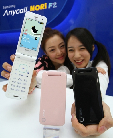 삼성전자가 감각적 컬러와 디자인에 컬러라이팅 기능을 탑재한 폴더폰 '노리F 2'를 선보였다.