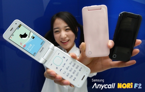 삼성전자가 감각적 컬러와 디자인에 컬러라이팅 기능을 탑재한 폴더폰 '노리F 2'를 선보였다.