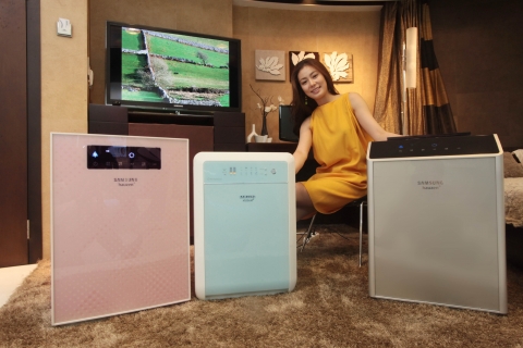 삼성전자 모델이 황사 내 유해물질을 효과적으로 제거해주고,  깨끗한 실내공기를 제공하는 2011년형 하우젠 공기청정기 신제품을 소개하고 있다