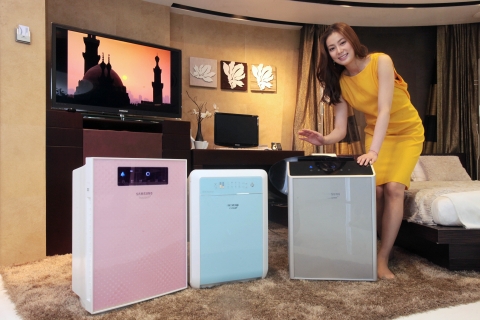 삼성전자 모델이 황사 내 유해물질을 효과적으로 제거해주고,  깨끗한 실내공기를 제공하는 2011년형 하우젠 공기청정기 신제품을 소개하고 있다