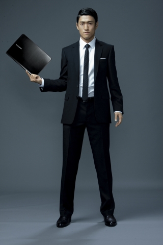 삼성전자 센스 시리즈9 전속모델인 잉글랜드 프리미어 리그 '볼턴 원더러스 FC'의 이청용 선수