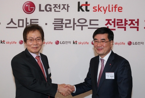 LG전자와 디지털위성방송 KT스카이라이프는 6일 중구 소공동 소재 롯데호텔에서 LG전자 권희원 HE사업본부장과 KT스카이라이프 이몽룡 사장이 참석한 가운데 공동 기자간담회를 갖고, 3D 콘텐츠·차세대 수신기·클라우드 서비스 등 포괄적인 분야에서의 전략적 제휴를 발표하고, 양해각서(MOU)를 체결했다.(왼쪽부터 KT스카이라이프 이몽룡 사장, LG전자 권희원 HE사업본부장 순임)