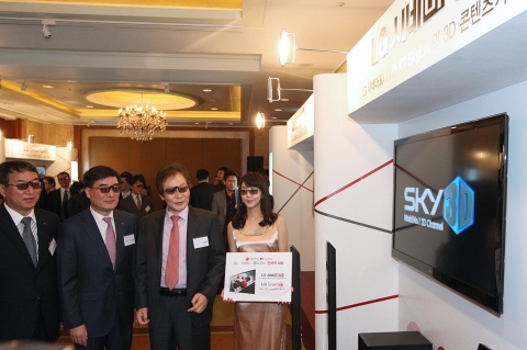 LG전자와 디지털위성방송 KT스카이라이프는 6일 중구 소공동 소재 롯데호텔에서 열린 공동 기자간담회에서 LG전자 권희원 HE사업본부장, KT스카이라이프 이몽룡 사장 등이 LG전자 시네마 3D TV를 둘러보고 있다. (왼쪽부터 LG전자 LCD TV사업부장 노석호 전무, LG전자 권희원 HE사업본부장, KT스카이라이프 이몽룡 사장순임)