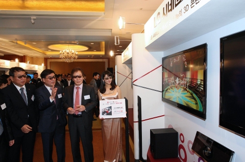 LG전자와 디지털위성방송 KT스카이라이프는 6일 중구 소공동 소재 롯데호텔에서 열린 공동 기자간담회에서 LG전자 권희원 HE사업본부장, KT스카이라이프 이몽룡 사장 등이 LG전자 시네마 3D TV를 둘러보고 있다. (왼쪽부터 LG전자 LCD TV사업부장 노석호 전무, LG전자 권희원 HE사업본부장, KT스카이라이프 이몽룡 사장순임)