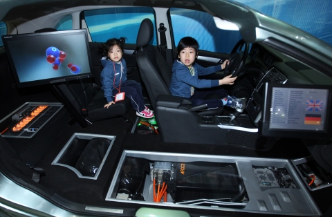 메르세데스-벤츠 코리아는 10일까지 일산 킨텍스에서 열리고 있는 2011 서울 모터쇼에 경기도 고양시 시립 마두 어린이집 어린이 40명을 초청, 모터쇼 관람 이벤트를 진행하였다.