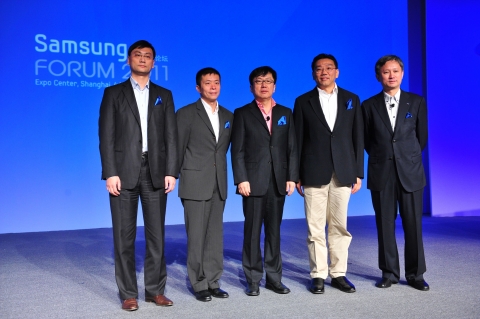삼성전자는 6일 중국 상하이 엑스포센터에서 '삼성 중국 포럼'을 개최하고, 중국 시장에 최신 제품들을 중국 시장에 출시했다. 삼성전자는 중국 스마트TV 콘텐츠 확대를 위해 상하이 미디어그룹, 시나닷컴, TOM 등 중국 콘텐츠 업체들과의 협력도 발표했다. 사진 왼쪽부터 상하이미디어그룹 장다중(張大鐘, Zhang Dazhong) 부총재, 시나닷컴 CEO 차오 구오웨이(Cao Guowei), 삼성전자 중국총괄 김영하 전무, TOM CEO 양 구오멍(Yang Guomeng), 삼성전자 중국총괄 주 시아오양(Zhou Xiaoyang) VP.