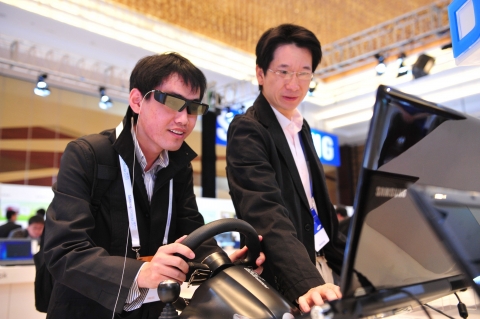 중국 상하이 엑스포센터에서 개최된 '삼성 중국 포럼'에 참석한 한 거래선이 3D 모니터를 이용해 3D 게임을 즐기고 있다.