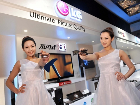 6일 중국 상하이 르메리디안 호텔에서 열린 '2011년 LG전자 신제품 발표회'에서 홍보도우미들이 시네마 3D TV와 옵티머스2X 등을 선보이고 있다.