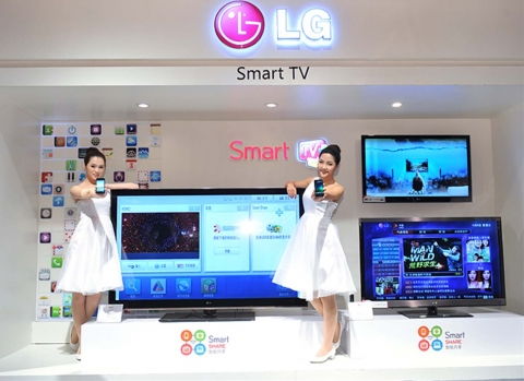 6일 중국 상하이 르메리디안 호텔에서 열린 &#039;2011년 LG전자 신제품 발표회&#039;에서 홍보도우미들이 시네마 3D TV와 옵티머스2X 등을 선보이고 있다.