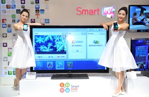 6일 중국 상하이 르메리디안 호텔에서 열린 &#038;#039;2011년 LG전자 신제품 발표회&#038;#039;에서 홍보도우미들이 시네마 3D TV와 옵티머스2X 등을 선보이고 있다.