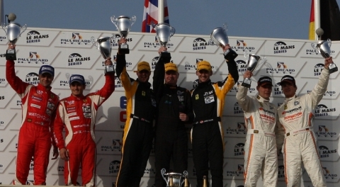 2011 유럽 르망 시리즈 개막전에서 3위를 차지한 한국 판바허 레이싱팀이 시상대에서 포즈를 취하고 있다. (맨 우측)