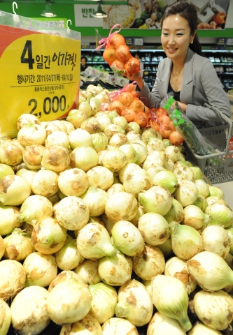 7일 홈플러스 영등포점에서 한 주부 고객이 &#039;착한 햇양파&#039;를 고르고 있다.