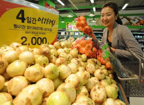 7일 홈플러스 영등포점에서 한 주부 고객이 &#039;착한 햇양파&#039;를 고르고 있다.