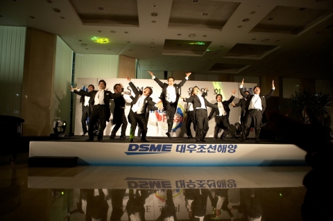 DSME 로비 음악회와 직반장 초청 행사에서 공연을 하고 있는 보헤미안 싱어즈.