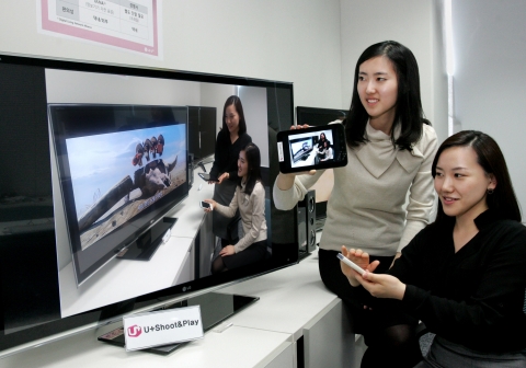 LG U+가 와이파이와 이동통신망을 이용해 스마트 폰과 스마트 TV, PC, 태블릿 PC 등의 기기에서 멀티미디어 콘텐츠를 어디서나 끊김없이 이용할 수 있는 무선 N 스크린 서비스 ‘U+ Shoot & Play’를 출시했다. 사진은 스마트TV와 태블릿PC, 스마트폰에서 PC에 저장된 콘텐츠를 무선으로 시청하고 있는 모습.