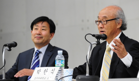 건국대 통일인문학연구단(단장 김성민 교수, 사진 왼쪽)은 8일 오후4시 건국대 산학협동관 322호에서 한반도 평화정착과 통일문제와 관련해 국제적으로 인정받는 석학인 박한식 미 조지아대 교수(사진 오른쪽)를 초청 ‘재미 학자로서 나의 삶과 분단, 통일’이라는 주제로 제7회 통일인문학 석학초청강연회를 갖는다.