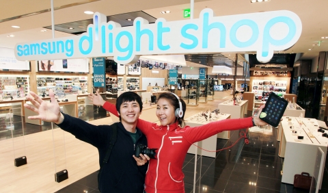 삼성전자가 서울 서초구 삼성전자 서초사옥 지하 1층에 초대형 IT, 모바일 전문 매장 '삼성 딜라이트샵'을  오픈했다. 사진은 4월 8일 오전 10시 오픈 예정인 삼성 딜라이트샵에서 삼성전자 모델들이 포즈를 취하는 모습