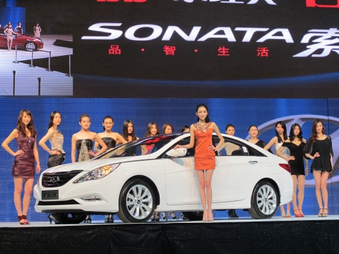 현대자동차(회장 정몽구)의 중국현지법인인 베이징현대가 8일(현지시각) 중국 베이징 소재 올림픽 수영 경기장에서 설영흥 현대차 중국사업총괄 부회장, 노재만 베이징현대 총경리, 쉬허이(徐和誼) 베이징현대 동사장 등 회사 관계자 및 각계 주요 인사가 참석한 가운데 신형 ‘쏘나타’의 중국 출시 행사를 가졌다.