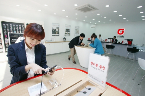 KT가 새롭게 선보인 올레 매장에서 고객들이 다양한 스마트기기를 직접 체험해보고 있다