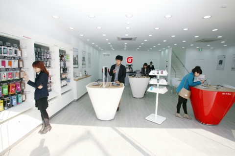 KT가 새롭게 선보인 올레 매장에서 고객들이 다양한 스마트기기를 직접 체험해보고 있다.