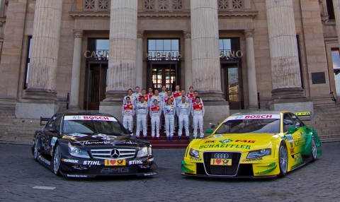 독일 비즈바덴(Wiesbaden)에서 열린 개막식에서 기념촬영을 하고 있는 DTM 참가 레이서들