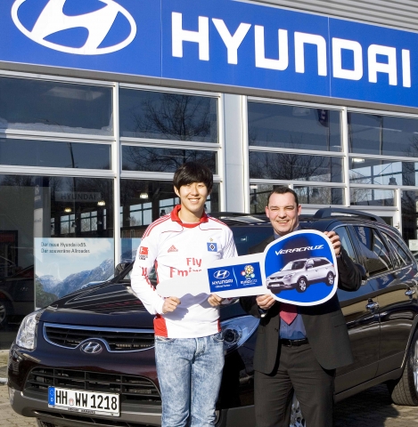 손흥민 선수와 현지 딜러샵 사장 클라스 베너(Class Wehner)가 독일 함부르크의 현대차 딜러샵 앞에서 함께 포즈를 취하고 있는 모습.