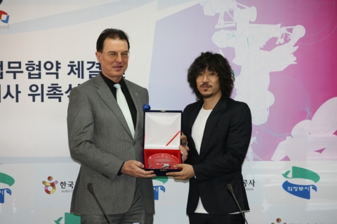 타이거 JK 한국관광 명예홍보대사 위촉 (좌로부터 이참 한국관광공사 사장, 가수  타이거 JK)