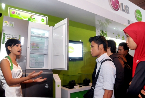 LG전자 '그린 헬스 플러스 캠페인' 행사 도우미가 현지 기자단에게 친환경 신제품 냉장고를 설명하고 있다.