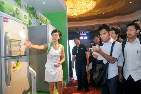 LG전자 &#039;그린 헬스 플러스 캠페인&#039; 행사 도우미가 현지 기자단에게 친환경 신제품 냉장고를 설명하고 있다.