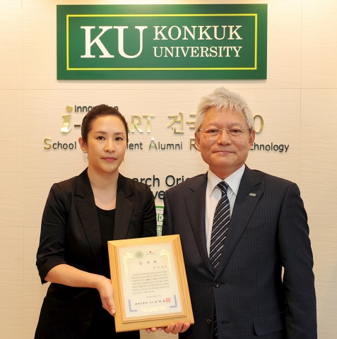 건국대(총장 김진규)는 12일 건국대학교 설립자인 상허(常虛) 유석창 박사의 장손녀 유자은씨(40)가 1억 원을 발전기금으로 기부했다고 밝혔다. 유씨(왼쪽)가 발전기금을 기부한 후 김진규 총장과 기념촬영을 하고 있다.