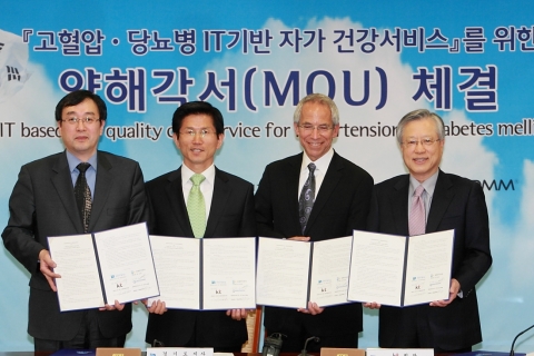 12일 오전 경기도청 상황실에서 KT 이석채 회장(오른쪽 첫번째), 도날드 로젠버그 퀄컴 총괄 부사장(오른쪽 두번째), 김문수 경기도지사(왼쪽 두번째), 이종구 질병관리본부장(왼쪽 첫번째)이 참석해  ‘IT 기반 자가 건강서비스(IT Based Self Quality Care Service)’ 시범사업을 위한 약해각서(MOU) 체결 후 기념사진을 촬영하고 있다.
