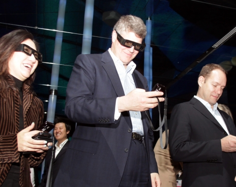 서울 을지로 SK텔레콤 본사에 위치한 글로벌 ICT 체험관 티움(T.um)을 방문한 월트 디즈니社의 벤 파인(Ben Pyne)사장(사진 가운데) 및 경영진이 SK텔레콤의 ICT 기술을 체험해보고 있다.