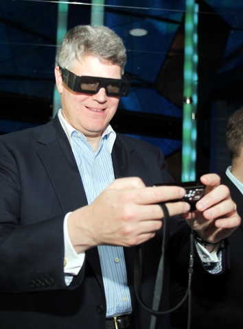 서울 을지로 SK텔레콤 본사에 위치한 글로벌 ICT 체험관 티움(T.um)을 방문한 월트 디즈니社의 벤 파인(Ben Pyne)사장(사진 가운데) 및 경영진이 SK텔레콤의 ICT 기술을 체험해보고 있다.