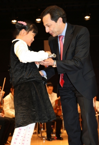 한국지엠 마이크 아카몬(Mike Arcamone) 사장이 인천시 부평구에 위치한 사회복지기관인 ‘광명원’을 방문, 시각장애 학생들로 구성된 혜광학교 심포니 오케스트라에 튜바, 트럼펫, 트럼본, 호른, 더블베이스 등 관현악기를 전달하고 학생들을 격려하는 시간을  가지고 있다.