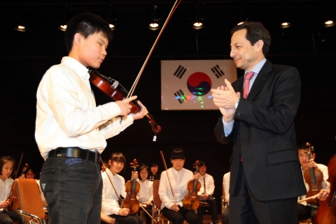 한국지엠 마이크 아카몬(Mike Arcamone) 사장이 인천시 부평구에 위치한 사회복지기관인 ‘광명원’을 방문, 시각장애 학생들로 구성된 혜광학교 심포니 오케스트라에 튜바, 트럼펫, 트럼본, 호른, 더블베이스 등 관현악기를 전달하고 학생들을 격려하는 시간을  가지고 있다.